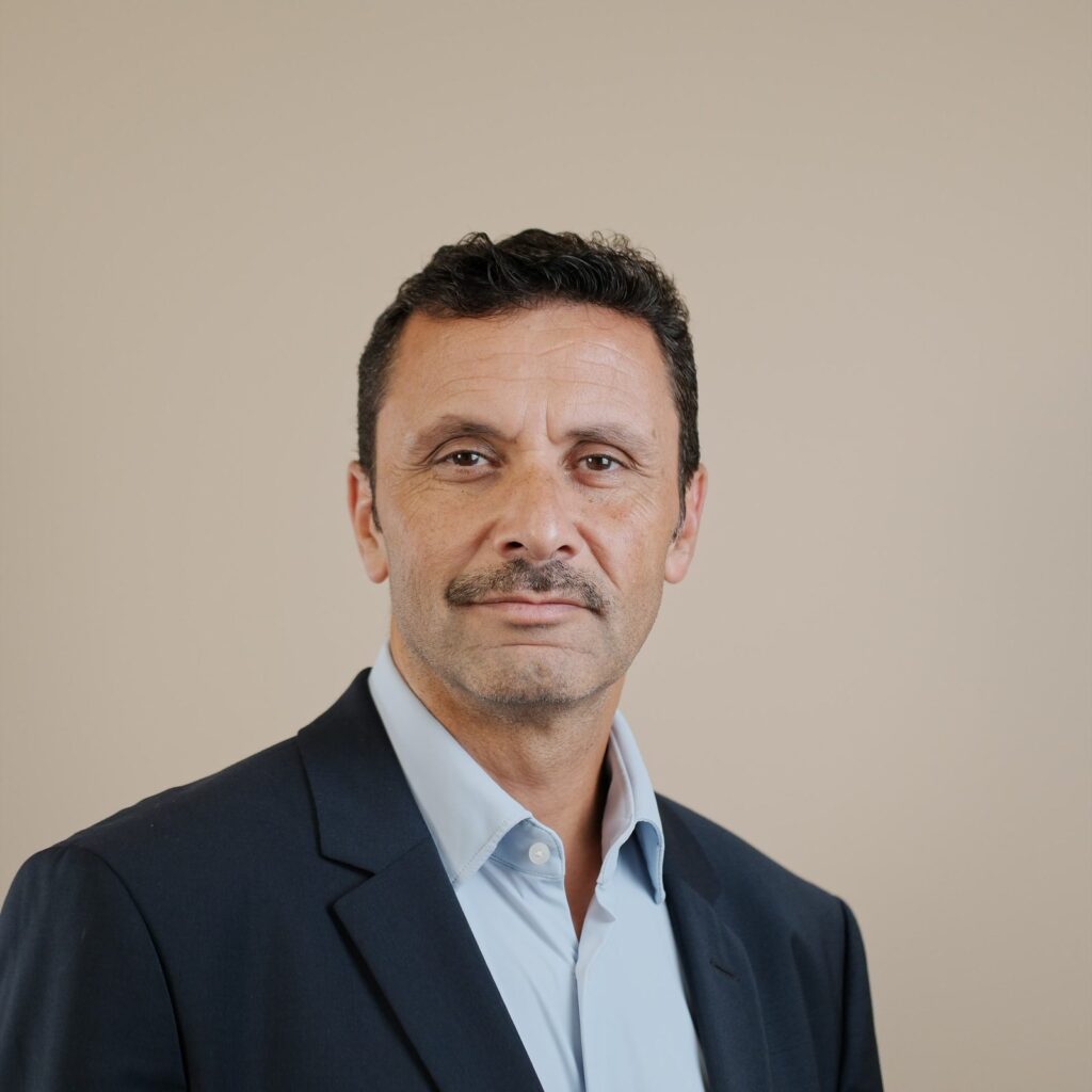 Izzet Özkan, verzekeringsarts en trainer